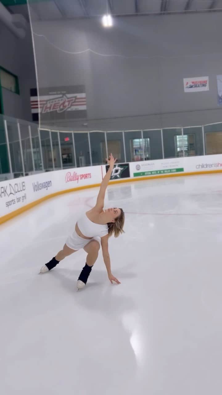 アシュリー・ケインのインスタグラム：「every time I get on the ice I try to take a few moments to embrace why I love to skate 🤍🦋  use code “ASHLEYC20” @americanthreads  #figureskating #iceskating #threadsbabe」