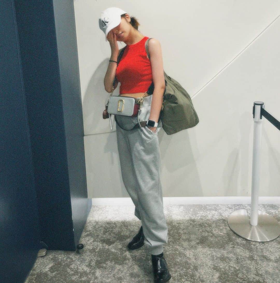 のインスタグラム：「機内こーで。 このスウェットメンズだから大きめに着れてオキニイリ🫰🏻  東京ばいばーい👋🏻」