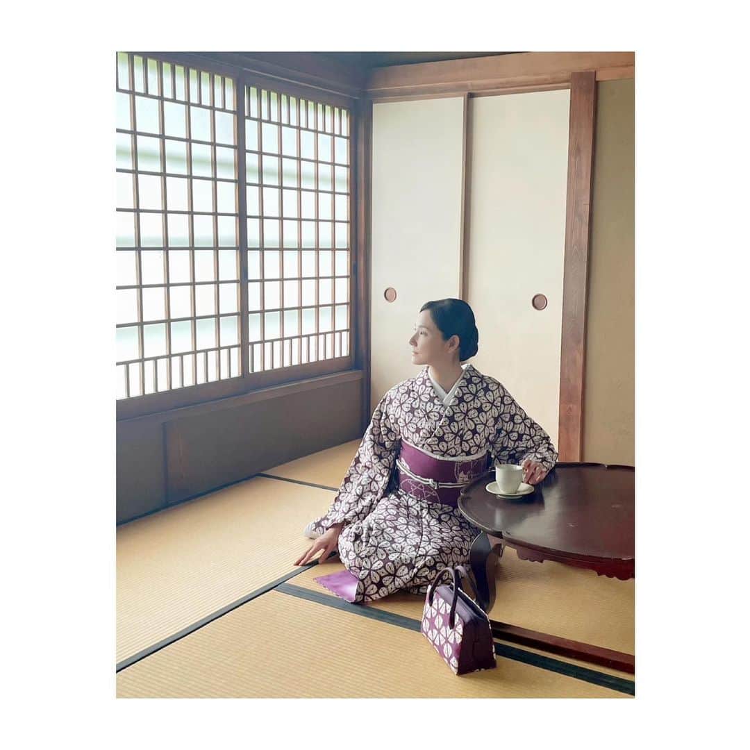 吉田羊のインスタグラム：「おはようございます☀️  「美しいキモノ」秋号発売中です。 今回の羊は紫根染めページに登場。  色の濃淡、絞り、織りと、 技法によって表情は様々。 ぜひ、ご覧ください。  Kimono magazine "Utsukushii Kimono" is now on sale!  @utsukushiikimono  #紫根染め」