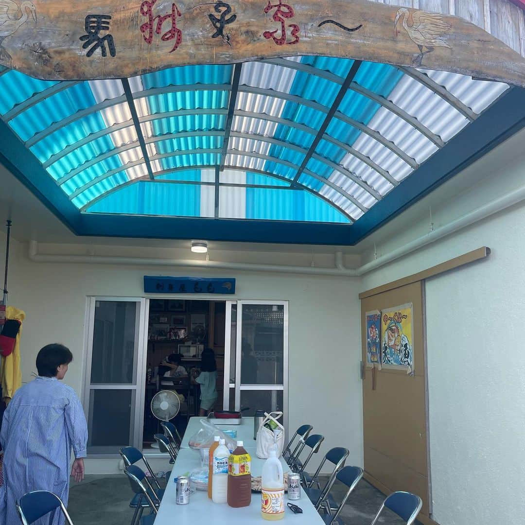 川満アンリさんのインスタグラム写真 - (川満アンリInstagram)「久しぶりの伊是名島へ♪ 夫のルーツでもあるこの島は、とてもあたたかいのんびりとした雰囲気があります。 叔父叔母、姉、親戚みんなが集まってみんなで乾杯❗️漁師さんがお造り片手にふらっと立ち寄ってくれたり、たくさんのおもてなしをしていただきました😭❤️ 私がCMに出演させていただいている、まさひろ酒造さんの泡盛 #島唄 を持って行ったんですが、とても好評で嬉しかったです✨ そういえば、、、 夫と初めて2人でランチに行ったとき、伊是名島出身の私の友人の旦那様が夫の従兄弟だったことがわかり2人で驚いて、その後私たちも結婚。友人のご家族に「まさか親戚になるとはねぇー！！」と歓迎してもらえたことも懐かしいです。 私にとっても、なにかと縁がある島です✨ #伊是名島 #島唄うまし #まさひろ酒造 #いひゃじゅーてー #だけど泡盛」8月25日 8時16分 - anly_lalala