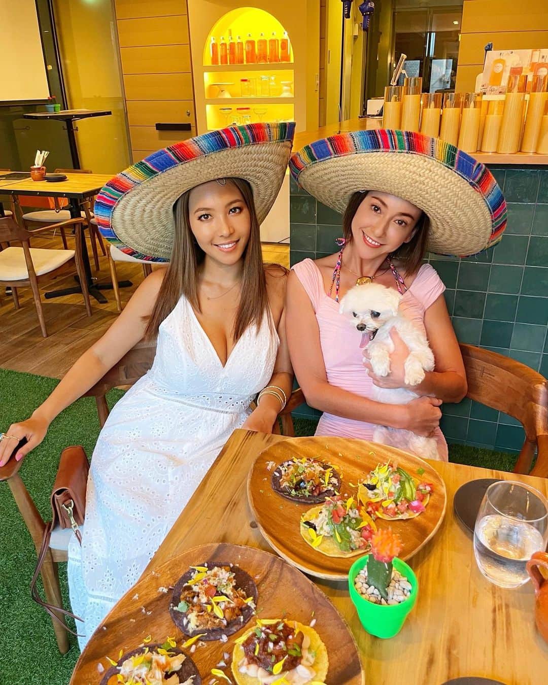 アリスのインスタグラム：「HBD🌮🌮🌮🌮🌮💐 🎉🎈🎉🎈🤝💚」