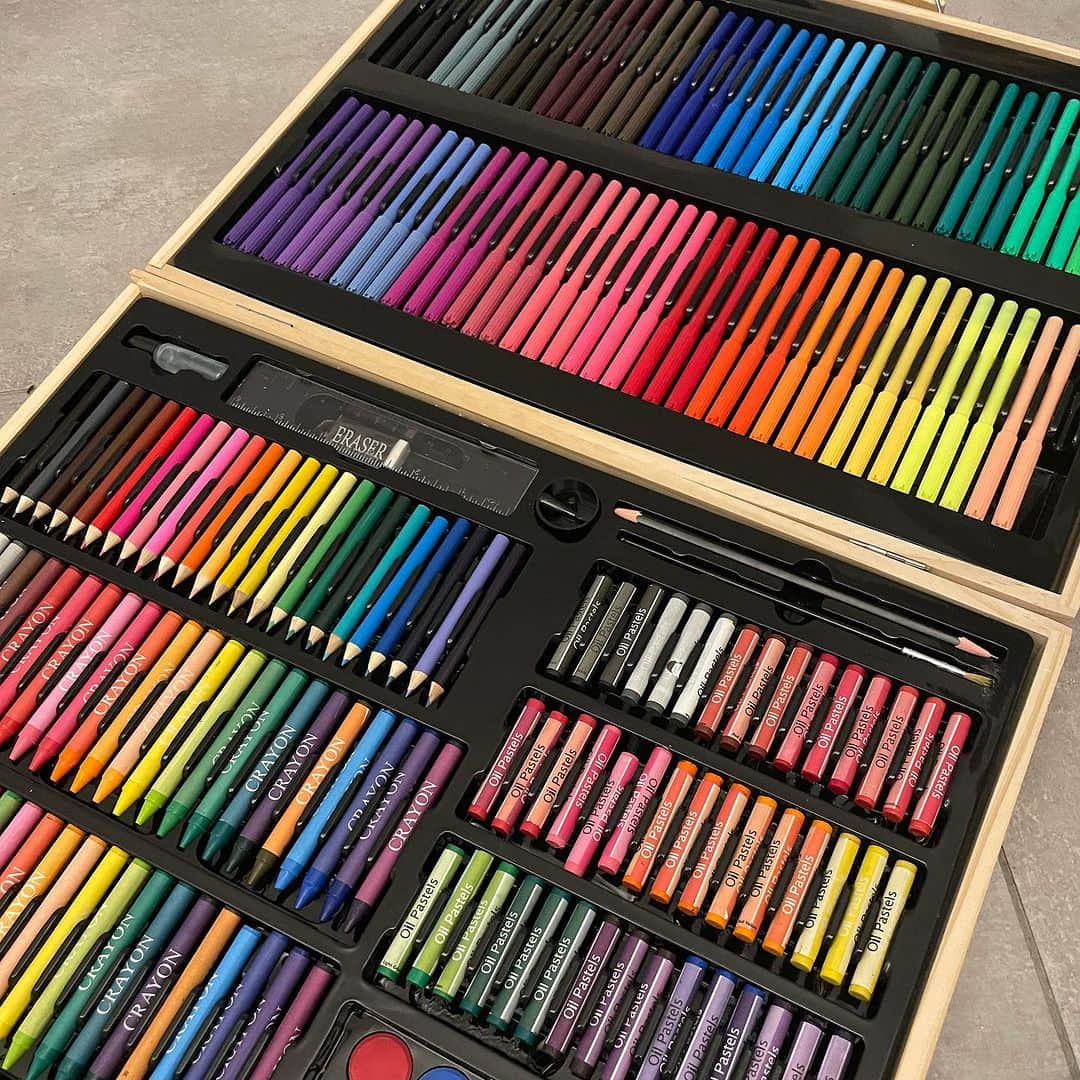 柏木作夢さんのインスタグラム写真 - (柏木作夢Instagram)「息子の宝物🖍️🎨🖌️🖼️   #クレヨン #クレパス #色鉛筆 #カラーペン #消しゴム #colorful#color#crayon#colorpencil」8月25日 8時19分 - samukashiwagi