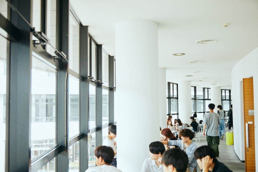 Meiji Gakuin/明治学院大学/明学のインスタグラム：「いつもと違う角度から📷 どこからの景色か、みなさんわかりますか？  ・・・ 正解は横浜キャンパス7号館2階のラウンジです！ 7号館2階は720教室というキャンパス内で1番大きい教室があります。 教室を沿うように設置されたラウンジは見晴らしもよく、 授業期間中は学生の皆さんが勉強したり、歓談したりしています。  #明治学院大学 #横浜キャンパス #横浜 #戸塚 #明学 #明治学院  #勉強 #大学 #授業 #明学生 #メイガク #明学ライフ #大学生活 #キャンパスライフ #mgu #meijigakuinuniversity #meijigakuin #meigaku #photography #photographer」