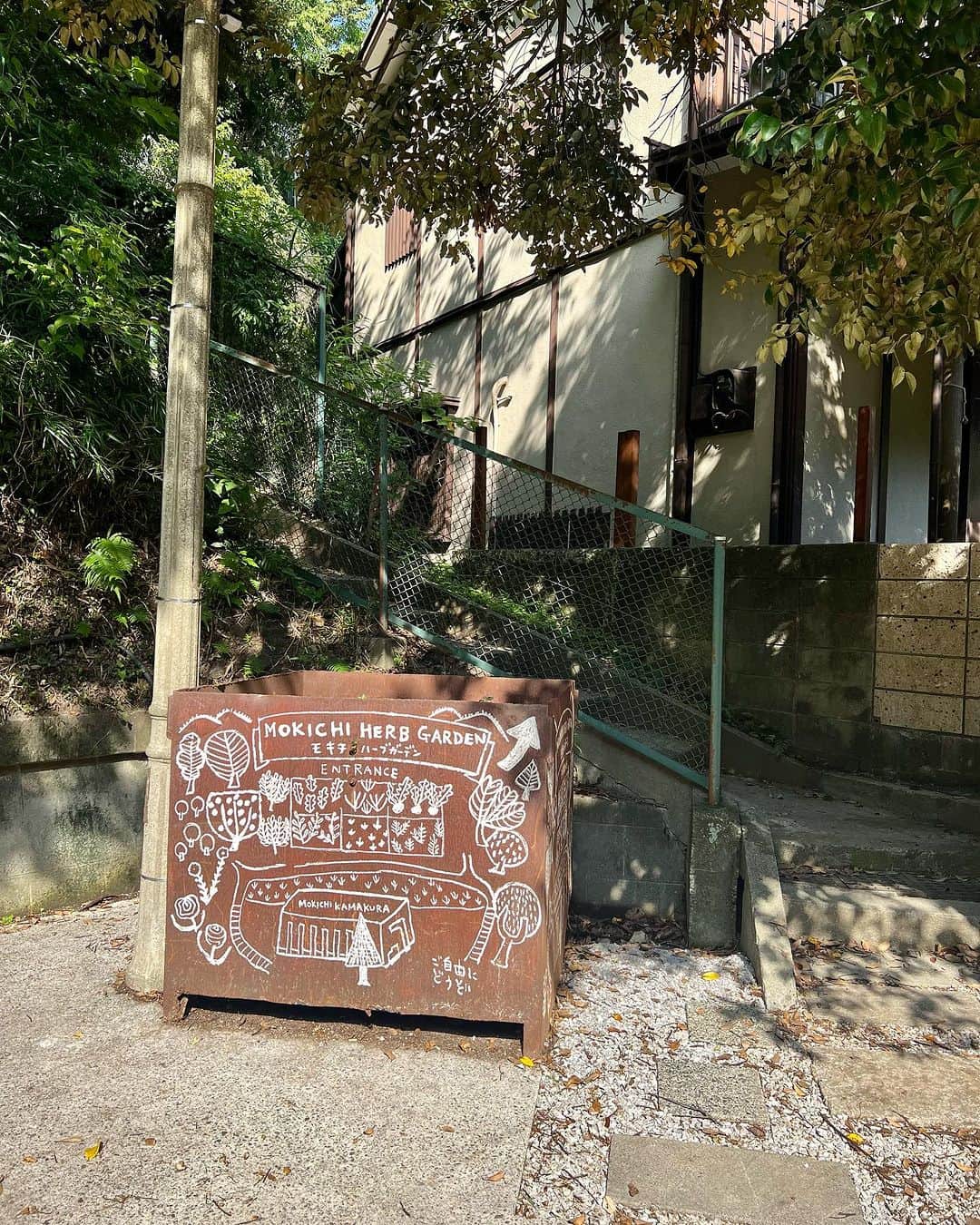 田中浩実さんのインスタグラム写真 - (田中浩実Instagram)「✧︎ 大好きな鎌倉！ この日は長谷の方へ。 久しぶりに江ノ電に揺られ昔へタイムトリップ。 鎌倉へはよく遊びに行ったので懐かしくて。  ランチは旧神奈川県鎌倉加圧ポンプ所を改装した煉瓦造りの建物「MOKICHI KAMAKURA」へ。  敷地内のハーブガーデンで収穫したハーブと日本酒蔵元ならではの発酵食材を使ったお料理がいただけます。  テラスはわんこOKなので涼しくなったらすぴかも連れていきたいな♪  @mokichi_kamakura  📍MOKICHI KAMAKURA 神奈川県鎌倉市長谷4-6-12  #mokichikamakura  #mokichi  #鎌倉  #鎌倉グルメ  #鎌倉観光  #鎌倉ランチ #長谷 #グルメスタグラム  #gourmet  #kamakura」8月25日 8時27分 - hiromi.tanaka.japan