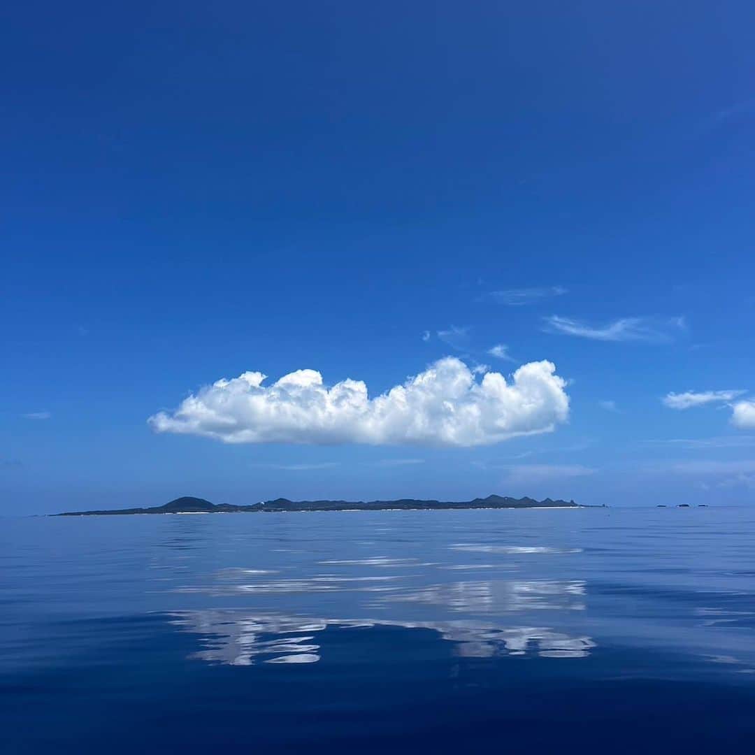 のインスタグラム：「伊是名島②  朝は、姪っ子が育てているニワトリさんから卵をもらって（青い卵！）なんとも贅沢な朝ごはん。（8、9枚目写真）  私はお仕事があるので一泊しかできなかったのですが、夫と娘は、お昼は釣りをして夜は魚を食べて、数日楽しんでいました。  いつも伊是名へ行く時は、「民宿まえだ」に宿泊しているので今回も宿をとったんですが、結局親戚も夫のお姉ちゃん家族もみんな住んでいるので、夫や娘は好きなところに宿泊w 私は1人で民宿に泊まりました☺️ 「ホーホー」と何かの鳴き声聞こえてきてなんだろう？と思っていましたが、どうやらフクロウさん🦉だったみたいです。すごい！！！ （民宿まえだ、ごはんも最高に美味しくて家感もあって好きです）  普段できない体験・経験ができて、本当にゆったり島時間です。いい島ー♡ #伊是名島」