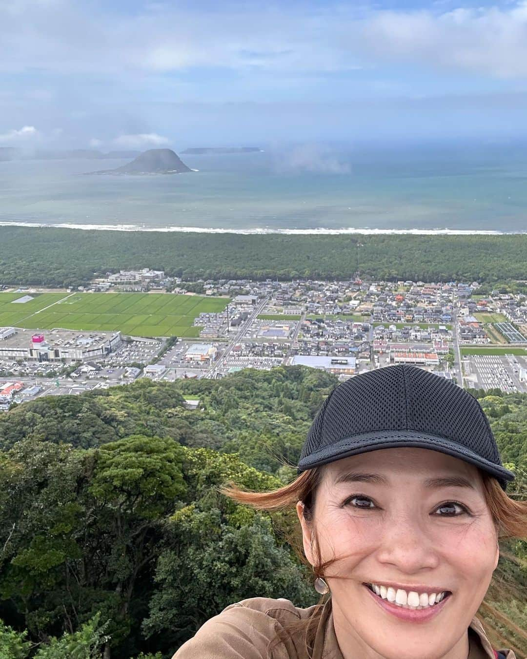 倉本康子さんのインスタグラム写真 - (倉本康子Instagram)「★ 〜ヤッコの酒旅〜 「江山楼」@長崎中華街 →日本三大松原「虹ノ松原」を見渡せる大絶景の「鏡山」@佐賀県唐津  ちゃんぽんの本場長崎！ 中でも代表格の老舗「江山楼」(こうざんろう)へ！  11:30openとのことでその時間に行くと、炎天下でお客様が沢山並んでおられたから、お店のご好意で11:00にopenされたとのこと。 ご準備で忙しいでしょうに、素晴らしいお心意気です！ ということで、ここから約1時間後に入れるとのことで、近所を散歩してから店に戻り、ちょうど汗がひいた頃にお席に通していただけました。  せっかくだから「極上ちゃんぽん」を注文。 澄んだ鶏白湯のコクと香り！麺との相性といい、スープを飲み干したくなるぐらいの美味。  「東坡肉(トンポーロー)」は柔らかく濃厚な甘味が強く、挟むパンが分厚くなく程よい！バランスも絶妙で、これまたクセになる！  最高峰のちゃんぽんとトンポーローで大満足！  その後、足を伸ばして唐津城近く、秀吉が作った松原は今や日本三大松原となり、ドライブに最高！鏡山からは大絶景を拝めます！ 唐津城、虹ノ松原、海！なんと素晴らしい眺めか！！！ 海から吹き上げる風で浄化される気分でした。  この大絶景を拝める鏡山、、、小さい声で言いますが、無料なんです！お金を払ってでも一見の価値ありだというのに！素っっっ晴らしい場所なので皆様もぜひぜひ！！！  美味しい食と最高の観光！ 日本は美しい！  NO ALCOHOL, NO LIFE !!  #ヤッコの酒旅 #noalcholnolife #世界酒場遺産 #酒場 #居酒屋 #バー #酒旅 #江山楼 #長崎中華街 #ちゃんぽん #日本三大松原 #虹ノ松原 #鏡山 #倉本康子 #かんぱいでーす #乾杯でーす #やっこ持ち #ヤッコ持ち #アラフィフファッション #アラフォーファッション #ootd #カジュアルコーデ #fashion #fashioncordinate #izakaya #beer #魂を感じる店 #私が決めた世界酒場遺産 #幸せにした人数 #幸せにした時間」8月25日 8時30分 - yasuko_kuramoto_yakko