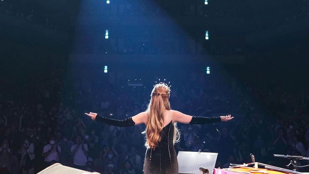 サラ・オレインのインスタグラム：「Thank you, sayonara my Tokyo 🗼🥹  上野発の夜行列車おりたときから～上野はおいらの心の駅～ 🚂   ドキドキした「神田川」の替え歌（井の頭）。6畳の東大三鷹寮での日々。近々アップしますね^ ^🏫  オーストラリアの仲間達にも見守られながら。クオッカントクはピアノにいたよ😉オーストラリア大使ご夫妻もいらしていました🇦🇺  クラシカルホールなので、ダブルアンコールで「Nessun Dorma」。誰も寝なかった？！私が逆に眠れなくなっちゃった…😅  また色々シェアさせて下さい♪ それまでは、皆さんのご感想、SNSで楽しみにしてます♡  最後のスタオベは。。。言葉にできない🥹  北の玄関口から、 SayonaraツアーFINALは北、北海道へ！🧳  あなたの故郷で会えるのを楽しみにしてます🎵  #ueno #上野 #北の玄関口 #sarahproduction #プロデューサラ #sarahalainn #angelqueen  #1000年女王 #サラオレイン」