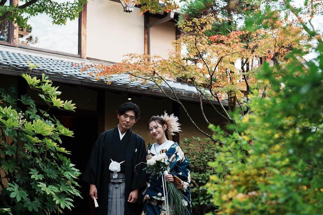 THE SODOH WEDDING OFFICIALのインスタグラム：「. 和装wedding  青々しい新緑も 少しずつ色づいてきて 過ごしやすくなるこの季節  待ち遠しい紅葉の季節が 今年もやってきます そんな時期は色打掛でのウエディングも おふたりの大切な日を 彩ってくれます . >>@sodoh_wedding   #sodoh花嫁#thesodohhigashiyamakyoto  #ザソウドウ東山京都#ソウドウ#sodoh#weddingdress #結婚式 #thetreatdressing#プレ花嫁#卒花嫁#結婚準備#式場探し#関西花嫁#京都花嫁#入籍#プロポーズ#前撮り#ウェディングドレス#ウェディングヘアメイク　#トリートドレッシング#ウェルカムスペース#和装」