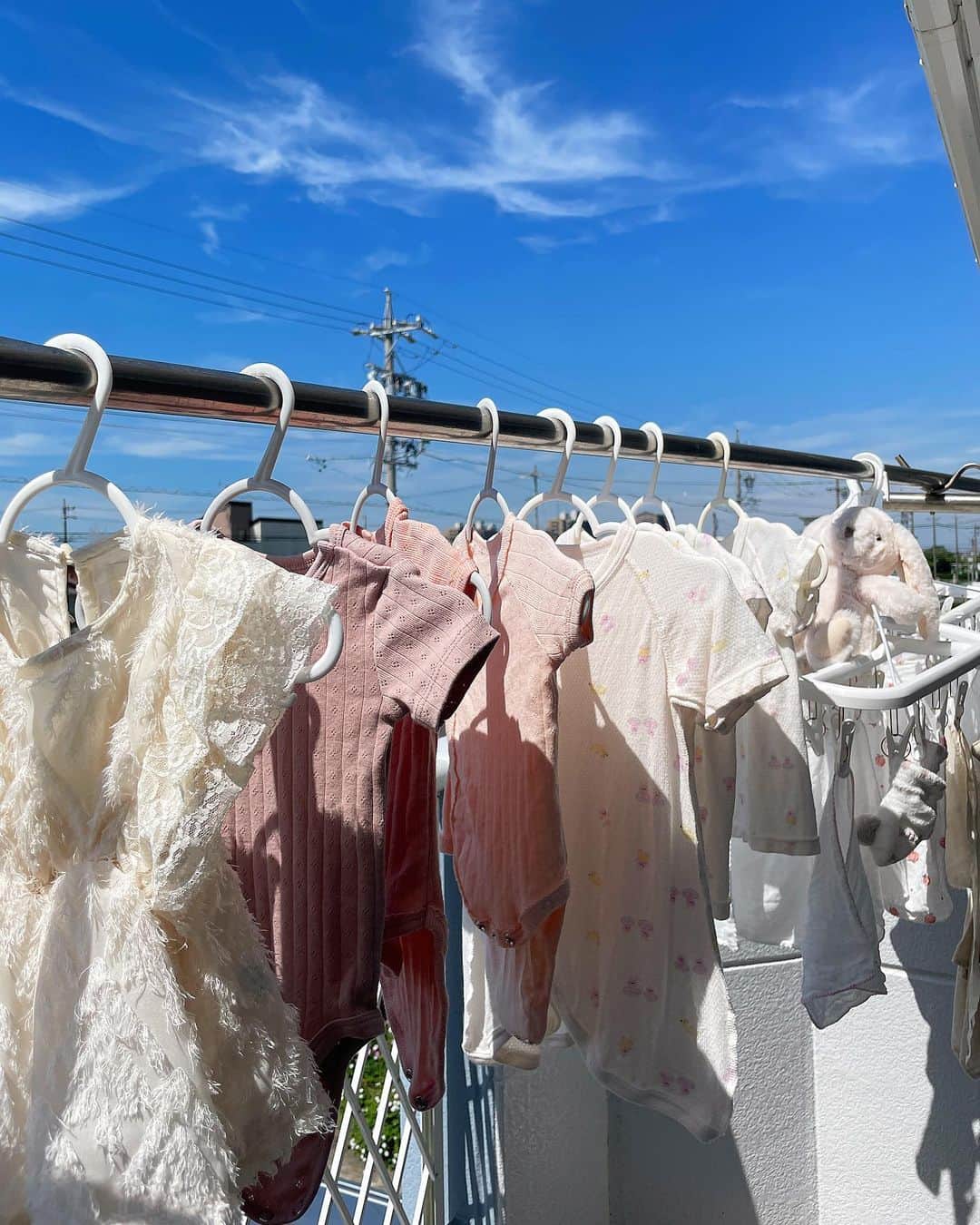 伊藤沙織のインスタグラム：「臨月に入って、実家で #世界一幸せな洗濯 をした日🧺🫧  #世界一しあわせな洗濯」