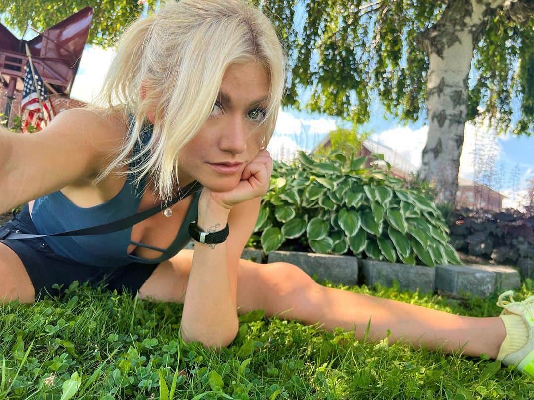 キャサリン・マクナマラのインスタグラム：「Just here sittin on my grass… You? 🌱」