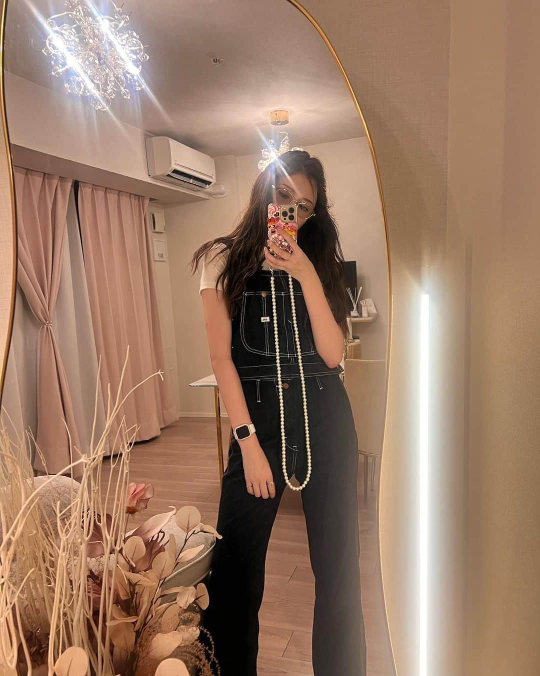 吉田朱里のインスタグラム：「最近はNetflixで #セレブリティ を毎日1話ずつ見て 可愛いお顔の女優さんたちを拝んでおります。 . ドラマに出てくる女優さんたちの ワッフル巻きが可愛くて 久々にワッフルアイロン出してきて 巻き巻きしております。 そうするとファッションも 雰囲気変えたくてこの日は #AMERI と #Lee のコラボの セパレートのサロペット💙💙 .まだ 前髪もワッフルにして ちょっとだけ産毛出して #celine のピンでとめたら可愛い . iPhoneケースは @goodnightbaby_official で オーダーしました💘💘💘 . スマホショルダーは @dazzlin_official コラボの 限定ノベルティです🤍🤍 まだ少し在庫があるみたいで 店頭でも先着でゲットできるみたい🤍 . ZOZOでも予約始まってるので お早めに🖤🖤 ジャケットの黒が人気で もう在庫無くなっちゃったみたいです🙇‍♀️🙇‍♀️ (ZOZOではノベルティはついてきません) . #アカリン私服」