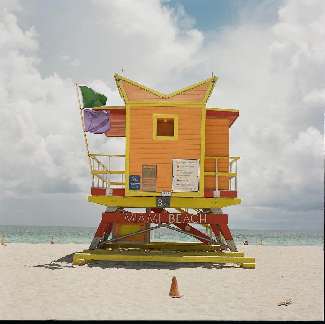 ペ・ジョンナムさんのインスタグラム写真 - (ペ・ジョンナムInstagram)「miami beach film photo 😍☀️🏖️🏝️🍹🛳️🌊⛱️🌈💜🩵🩷 rolleiflex 2.8f 📸🎞️🎞️🎞️ #rolleiflex #filmphoto #120mmfilm #노보정노필터 #배작가」8月25日 8時44分 - jungnam_bae