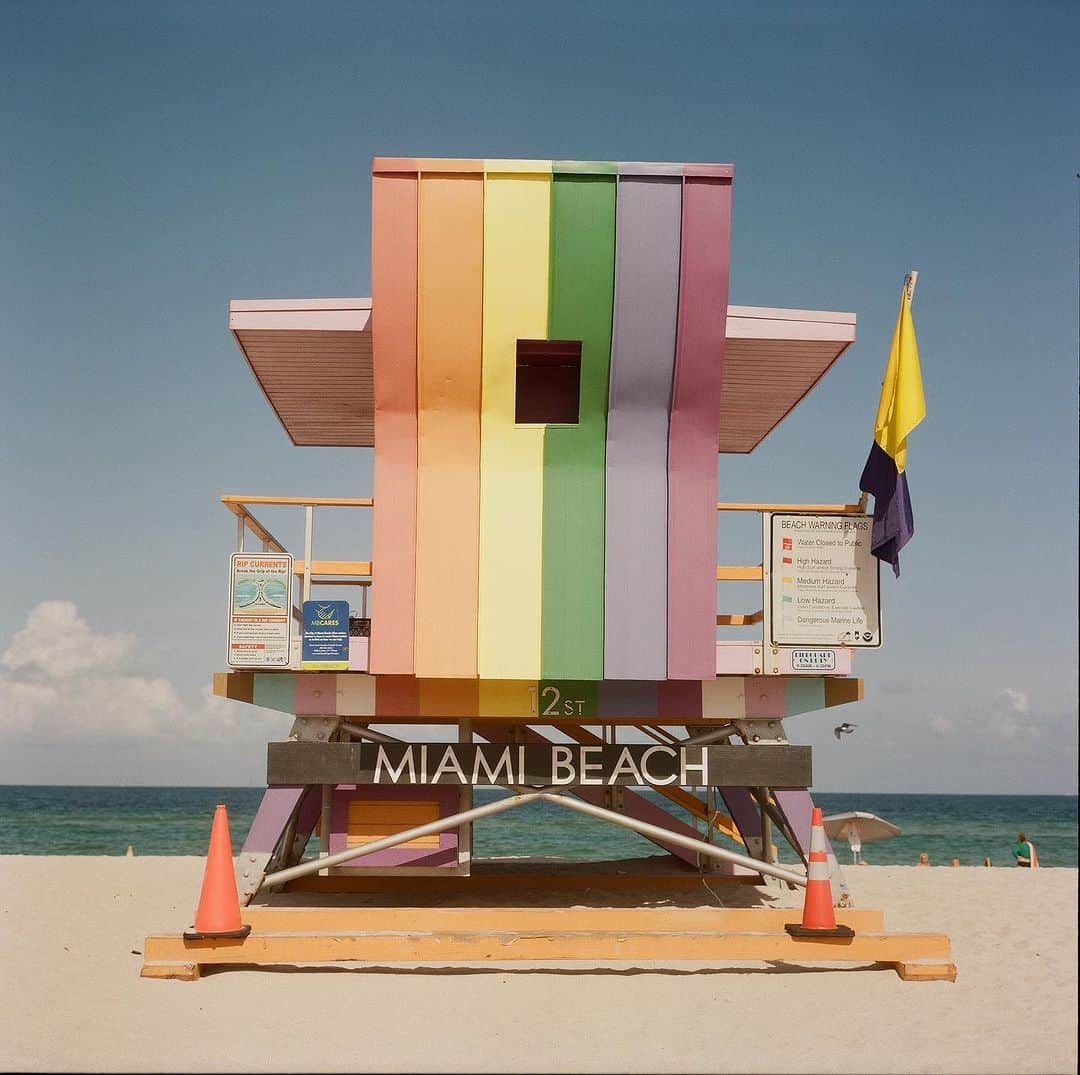 ペ・ジョンナムのインスタグラム：「miami beach film photo 😍☀️🏖️🏝️🍹🛳️🌊⛱️🌈💜🩵🩷 rolleiflex 2.8f 📸🎞️🎞️🎞️ #rolleiflex #filmphoto #120mmfilm #노보정노필터 #배작가」
