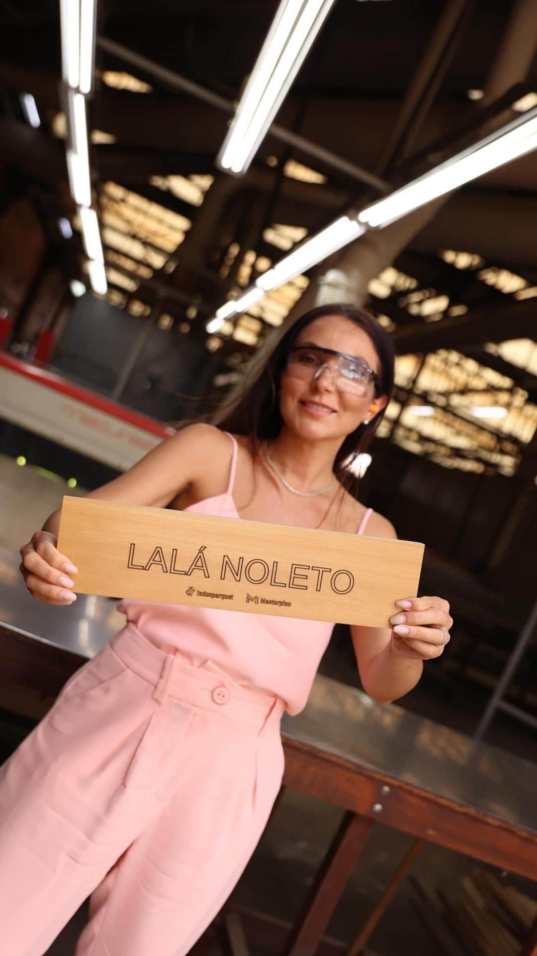 Lalá Noletoのインスタグラム：「Fui conhecer o processo de produção dos pisos de madeira da @grupoindusparquet 💚 Toda produção é 100% feita com cuidado ambiental. Matéria prima de origem sustentável e certificada ! Encantada com cada detalhe」