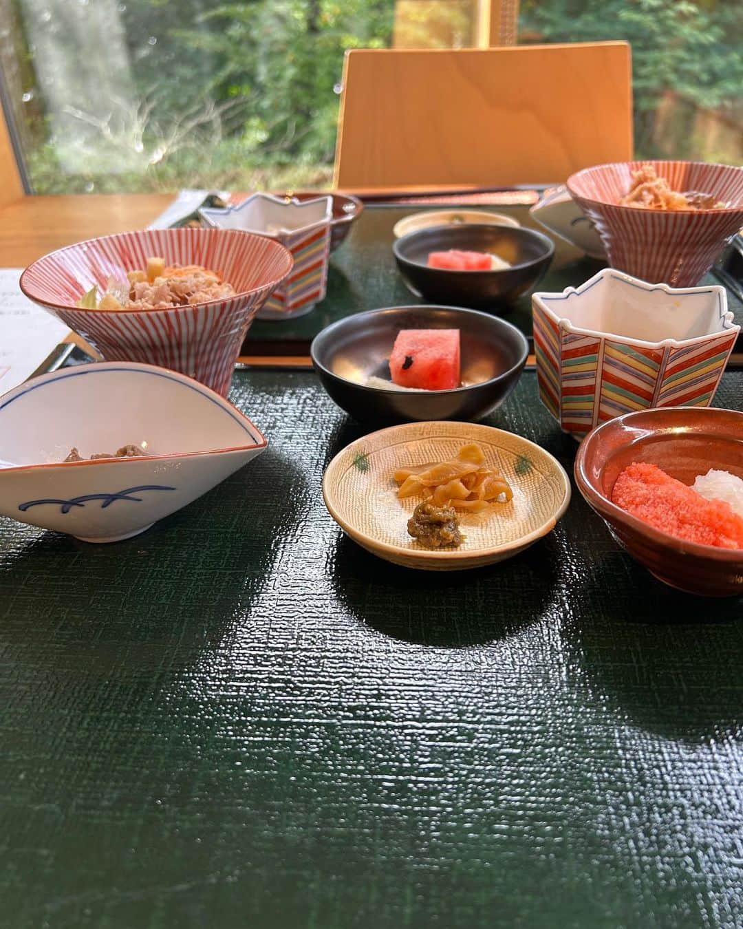安藤優子さんのインスタグラム写真 - (安藤優子Instagram)「リンの夏休み便りその7❣️  おはようです。  リンです！  今朝の軽井沢はね、晴れ〜❣️  だからとび起きて朝ンポしたよ。  きょうはね、矢ヶ崎公園に行った。  涼しくてサイコーだったよ。  からの朝ごはん。  きょうもアタシは信州サーモンの蒸したもの。  これめちゃくちゃ美味しい。  帰ってからもこれにして欲しい。（笑）  さっこれから東京のお家に帰るって。  「帰る日にかんぺきな晴れって、アルアルだね」って（笑）  軽井沢のみなさん！  レジーナ旧軽井沢のみなさん！  出会って、いっぱい遊んでくれたトモダチたち！  みんな、みんなありがとう！  また来るね！  以上、かんぺきなお天気のもと東京に帰る（笑）現場からお伝えしました!  by リンゴ。  #レジーナリゾート旧軽井沢   #フレンチブルドッグ  #安藤優子」8月25日 8時59分 - yukoando0203