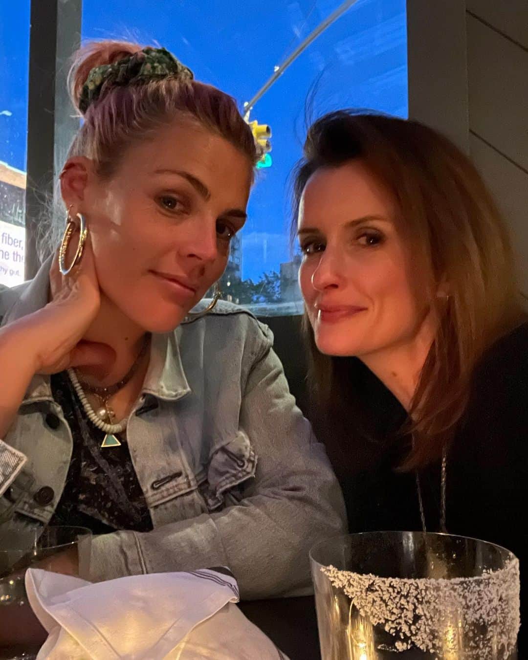 ビジー・フィリップスのインスタグラム：「my most beautiful Kate girl, i will never understand this as long as i live. i love you i love you i love you. and now you’re no longer in pain. i have so many things to say about your beautiful shining gigantic megawatt soul (like your perfect smile) that radiated so brightly from within you that everyone who came in contact with you immediately felt it and fell in love with you but this is instagram so i won’t say them all. But truly thank god i was able to say them all to you in these past 5 months. Your grace, your wisdom, your taste, your talent, your creativity, your insane sense of humor, your laugh your laugh your laugh. The ease with which you would so clearly see things in a new way. Your absolute fearlessness. The best mom to those beautiful beautiful kids and the best wife to one of the truly great ones, as we’ve all had the chance to witness in this, the worst of times. You are hands down the most truthful human i’ve literally ever known. the greatest and most loyal and thoughtful friend, unconditionally. A friend who, in the midst of the most unfair battle any of us could imagine, was hugging and comforting *me* about something i was going through. good lord. I had to apologize at my ridiculousness. And then we were laughing. because your laugh. My sweet girl, you were more than just a sparkly person- you shined like the goddamn sun. It’s the honor of my existence that you called me your best friend for the past 30 years. It wasn’t nearly enough time on earth and honey, i’m so so sorry you had to leave the party early but i promise you that i will do all the things and i know you’ll do all of the things where you are now bathed in that light. I’ll even start watching AJLT so @chrissybchrissy has someone to call and scream with about it. Earlier this week i said: “I feel like the boy who cried wolf except i’m just the girl who cried about everything. But now it turns out, I didn’t know the half of heartbreak like this.” i love you, my girl. Thank you for picking me all those years ago. i’m so blessed to have had your love in my life❤️」