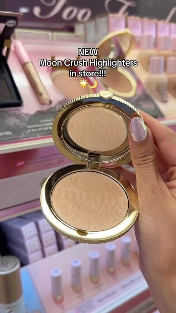 Too Facedのインスタグラム：「Found our beautiful new Moon Crush Highlighters in stores!!! 🤩🌙⭐️ These highlighters give a wet look finish in an easy-to-use powder formula! ✨🫶 #toofaced #tfcrueltyfree」