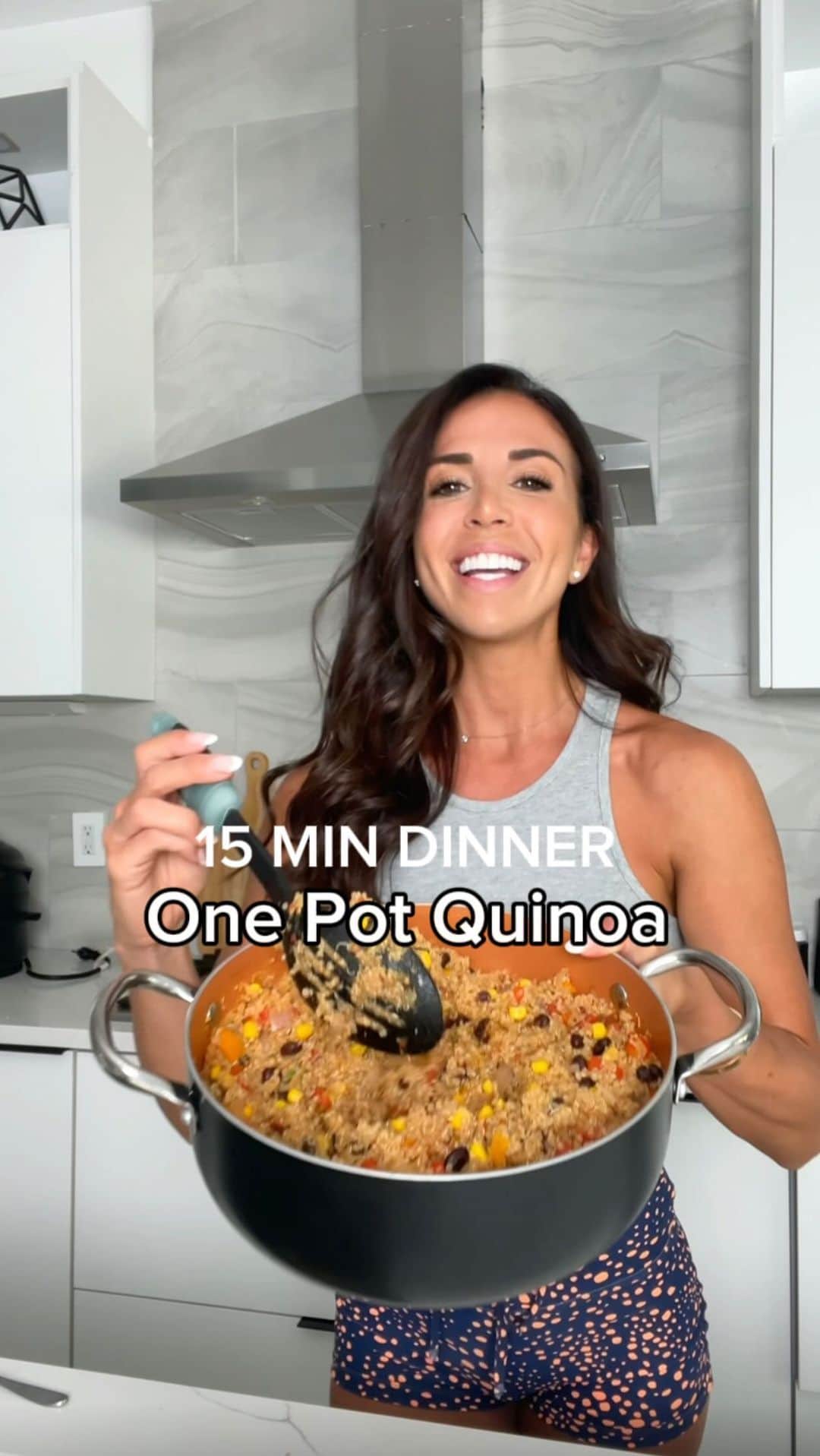 Ainsley Rodriguezのインスタグラム：「😋 ONE-POT QUINOA (15 min dinner idea for the week) 💡 . Directions: 1. Add all ingredients into a large pot & stir 2. Bring to boil and then lower heat and simmer for 15 minutes or until liquid is completely absorbed. 3. When done, stir in fresh cilantro! . Serve with avocado if vegan and with chicken or shrimp if youre not! . All my recipes and meal plans are in my app! ⬆️ .  #mealprep #veganrecipe #easydinnerrecipe #15mindinner」