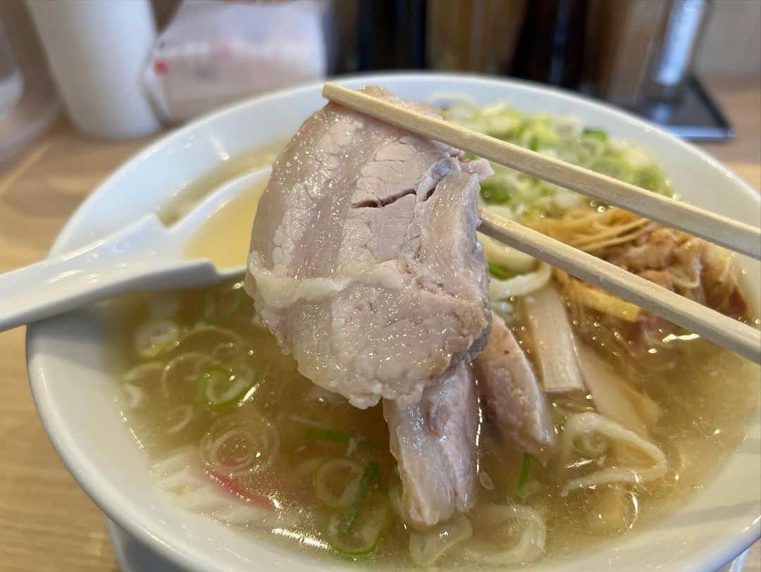 SUSURUさんのインスタグラム写真 - (SUSURUInstagram)「茨城県古河市、しょうがラーメン七の庫さん。 めっちゃうめえ‥！染みる塩スープと生姜のつけ抜ける爽やかさが最高。 #susuru_tv #しょうがラーメン七の庫  #古河市 #茨城 #超うまい  #ラーメン #らーめん #ramen #ラーメン部 #ramennoodles #毎日ラーメン生活 #麺スタグラム #japaneseramen #japanramen #foodstagram #foodie #noodles #instanoodle #instaramen #instafood #茨城ラーメン #チャーシューメン #塩ラーメン」8月25日 9時17分 - susuru_tv