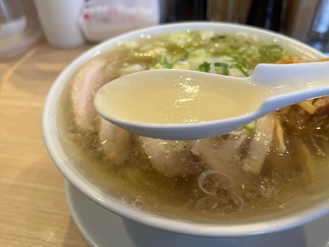 SUSURUさんのインスタグラム写真 - (SUSURUInstagram)「茨城県古河市、しょうがラーメン七の庫さん。 めっちゃうめえ‥！染みる塩スープと生姜のつけ抜ける爽やかさが最高。 #susuru_tv #しょうがラーメン七の庫  #古河市 #茨城 #超うまい  #ラーメン #らーめん #ramen #ラーメン部 #ramennoodles #毎日ラーメン生活 #麺スタグラム #japaneseramen #japanramen #foodstagram #foodie #noodles #instanoodle #instaramen #instafood #茨城ラーメン #チャーシューメン #塩ラーメン」8月25日 9時17分 - susuru_tv