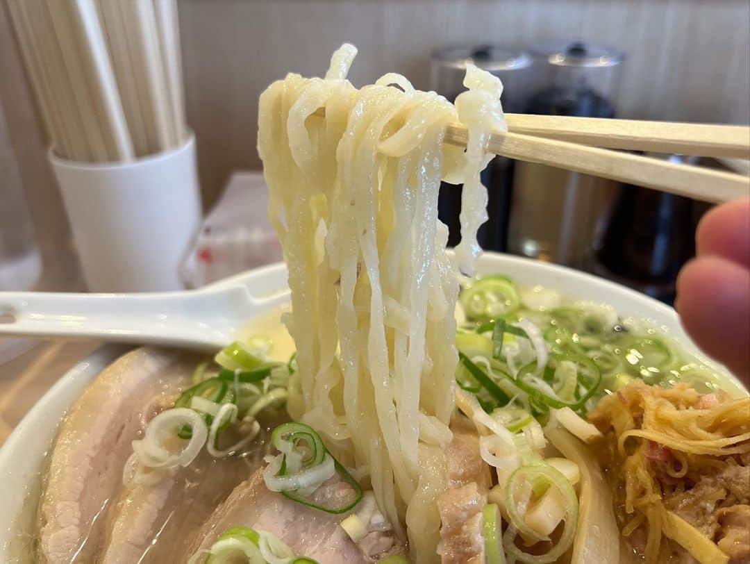 SUSURUさんのインスタグラム写真 - (SUSURUInstagram)「茨城県古河市、しょうがラーメン七の庫さん。 めっちゃうめえ‥！染みる塩スープと生姜のつけ抜ける爽やかさが最高。 #susuru_tv #しょうがラーメン七の庫  #古河市 #茨城 #超うまい  #ラーメン #らーめん #ramen #ラーメン部 #ramennoodles #毎日ラーメン生活 #麺スタグラム #japaneseramen #japanramen #foodstagram #foodie #noodles #instanoodle #instaramen #instafood #茨城ラーメン #チャーシューメン #塩ラーメン」8月25日 9時17分 - susuru_tv