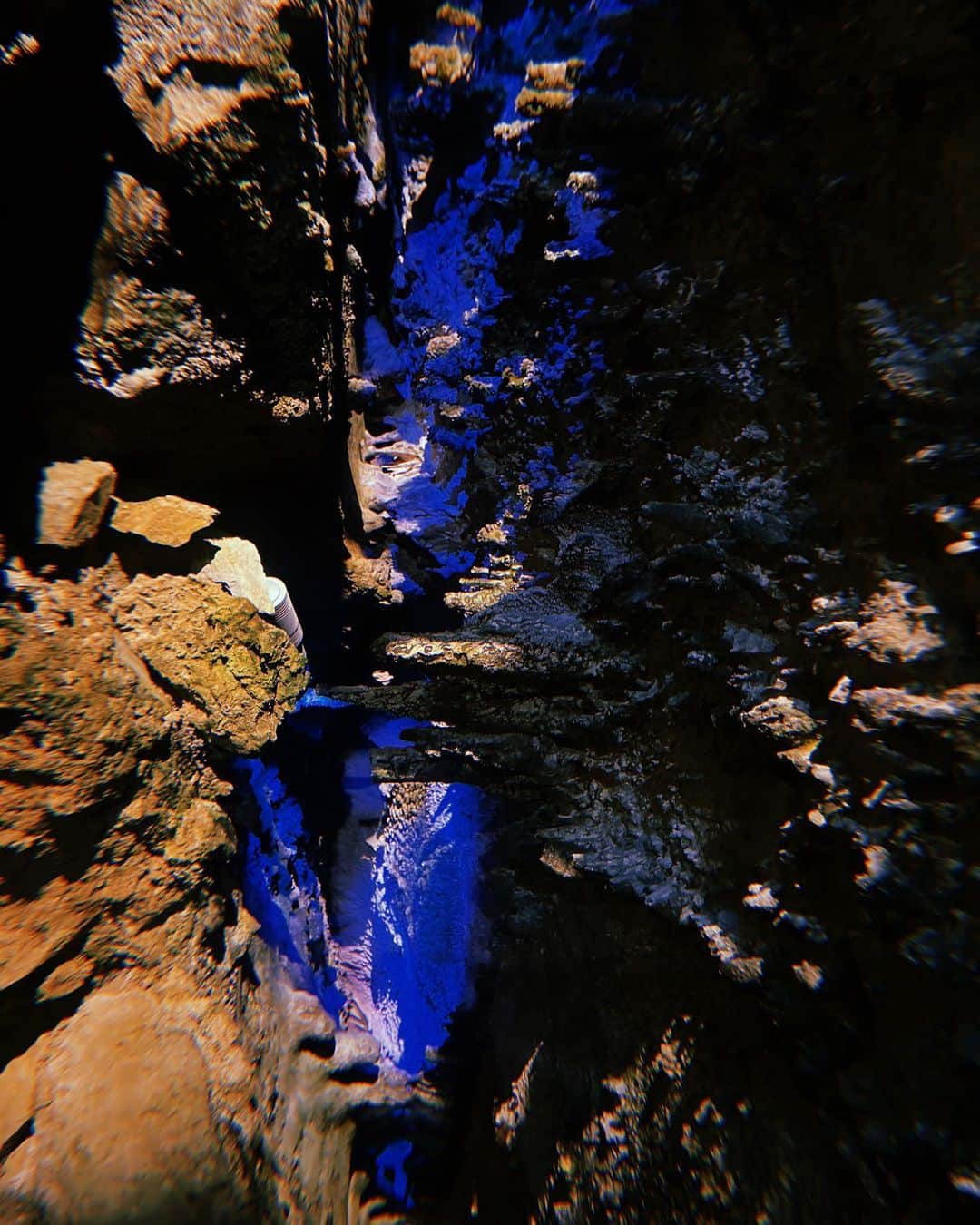 和田美枝さんのインスタグラム写真 - (和田美枝Instagram)「急に思い立って洞窟へ。  色の光があたっているものの、ヒンヤリ、神秘的で岩の表面にゾクゾク🪨🔷  ディズニーシーのセンターオブジアース思い出した🦋  #奈良県 #天川村 #面不動鍾乳洞 #洞窟 #川で #アイシング」8月25日 9時16分 - miewada