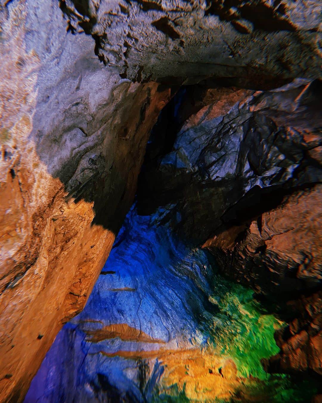 和田美枝のインスタグラム：「急に思い立って洞窟へ。  色の光があたっているものの、ヒンヤリ、神秘的で岩の表面にゾクゾク🪨🔷  ディズニーシーのセンターオブジアース思い出した🦋  #奈良県 #天川村 #面不動鍾乳洞 #洞窟 #川で #アイシング」