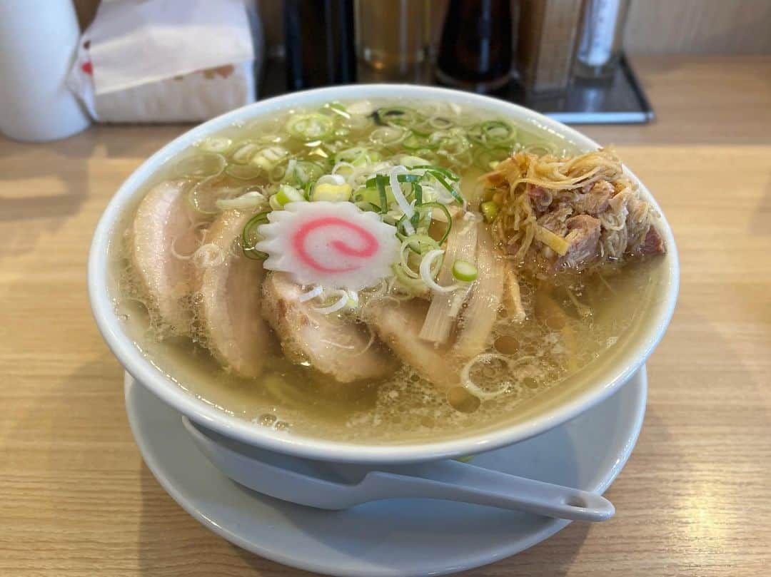 SUSURUのインスタグラム：「茨城県古河市、しょうがラーメン七の庫さん。 めっちゃうめえ‥！染みる塩スープと生姜のつけ抜ける爽やかさが最高。 #susuru_tv #しょうがラーメン七の庫  #古河市 #茨城 #超うまい  #ラーメン #らーめん #ramen #ラーメン部 #ramennoodles #毎日ラーメン生活 #麺スタグラム #japaneseramen #japanramen #foodstagram #foodie #noodles #instanoodle #instaramen #instafood #茨城ラーメン #チャーシューメン #塩ラーメン」