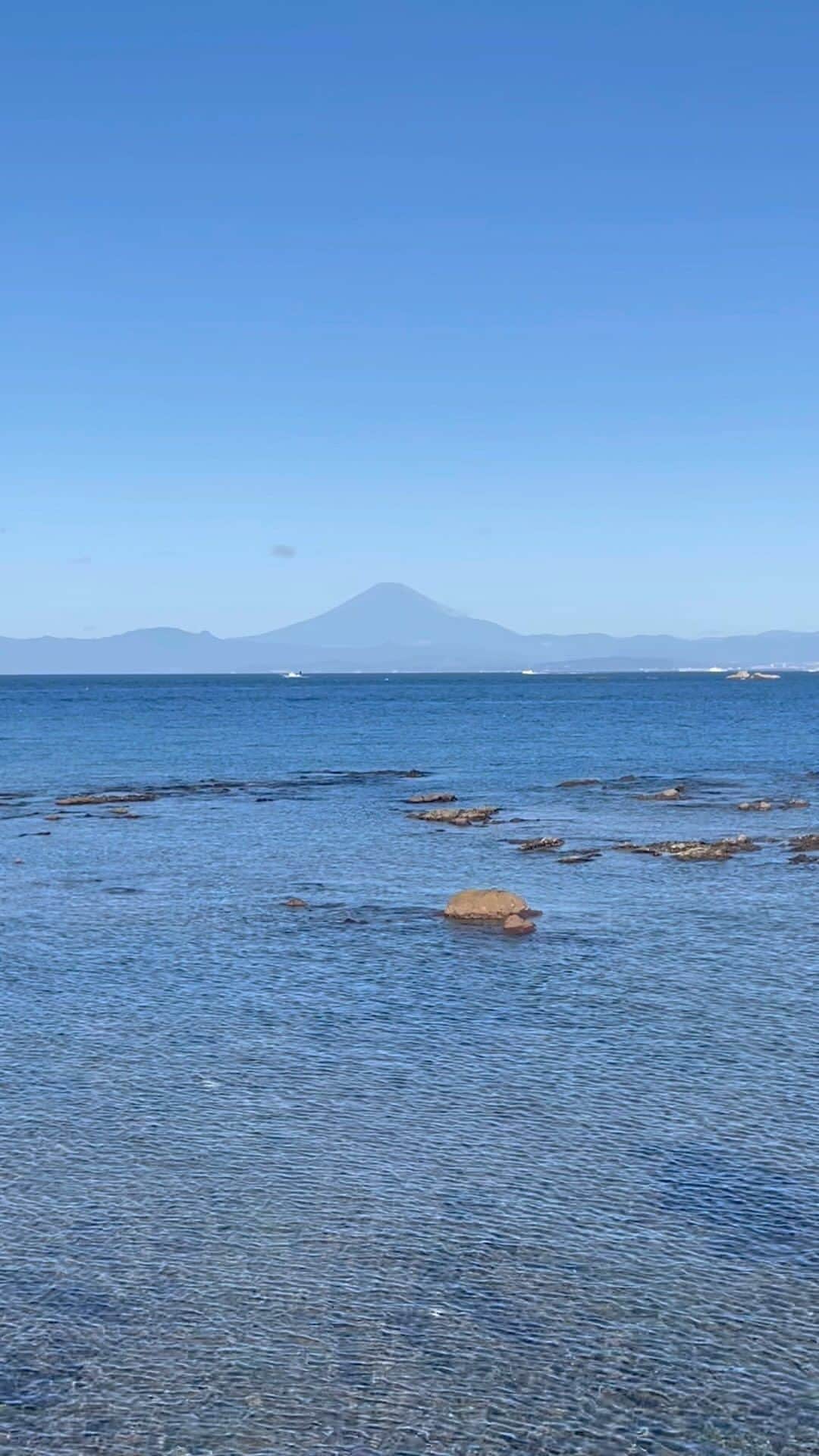 宮原巻由子のインスタグラム：「今朝の芝崎海岸。 富士山🗻と波の音と鳥の囀り🐦をお楽しみください（約30秒）」