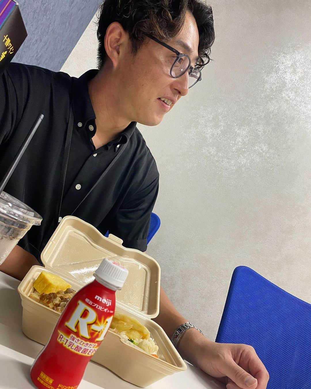 今成亮太のインスタグラム：「解説前に気合い入れまーす！ 暑いし、食事も偏ったりしますよねー、 そんな時はやっぱR-1ですよね！ R-1はいつ見ても、 R-I(ryota.imanari)に見えてしまう！笑笑 親近感湧くわー‼️ これで暑い夏乗り切ります👍  #体調管理 #R-1  #PR #R1」