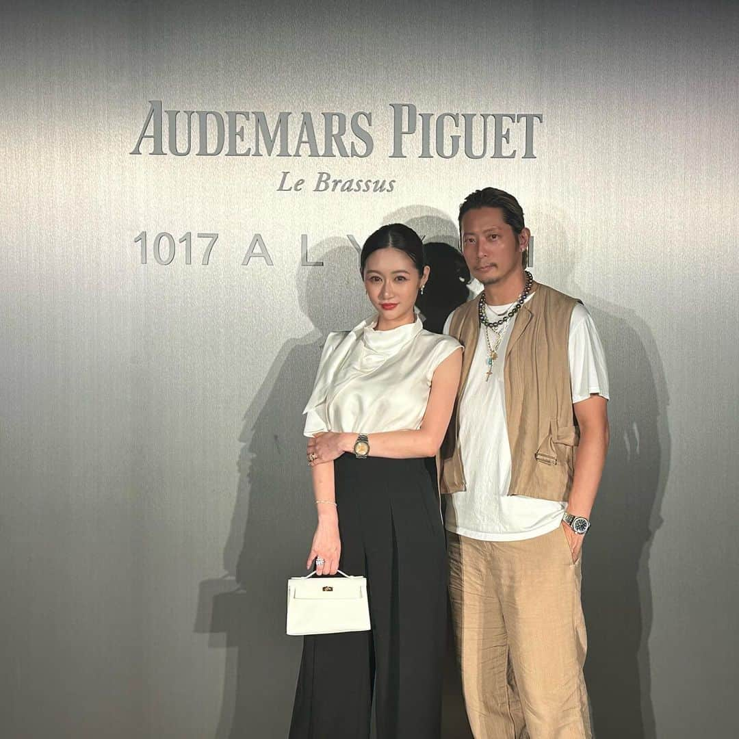 Reikaのインスタグラム：「@audemarspiguet special hours with @matthewmwilliams ✨  First event and night out since giving birth, and it was definitely a night to remember.   オーデマピゲとマシューウィリアムズさんのコラボレーション ワールドプレミアディナー 国内外のVIP AP familyが参加⭐️  チャリティーオークションも開催され なんとユニークピースが1 million usd で落札👏  コラボ⌚︎最高にかっこよくて 啓司パパもゴールドのリクエストオーダー入れてました👍  私は産後、妊娠前のお洋服サイズが入るようになってよかった😂  #audemarspiguet  #matthewwilliams  #royaloak #オーデマピゲ #ロイヤルオーク #14802st #26240st」