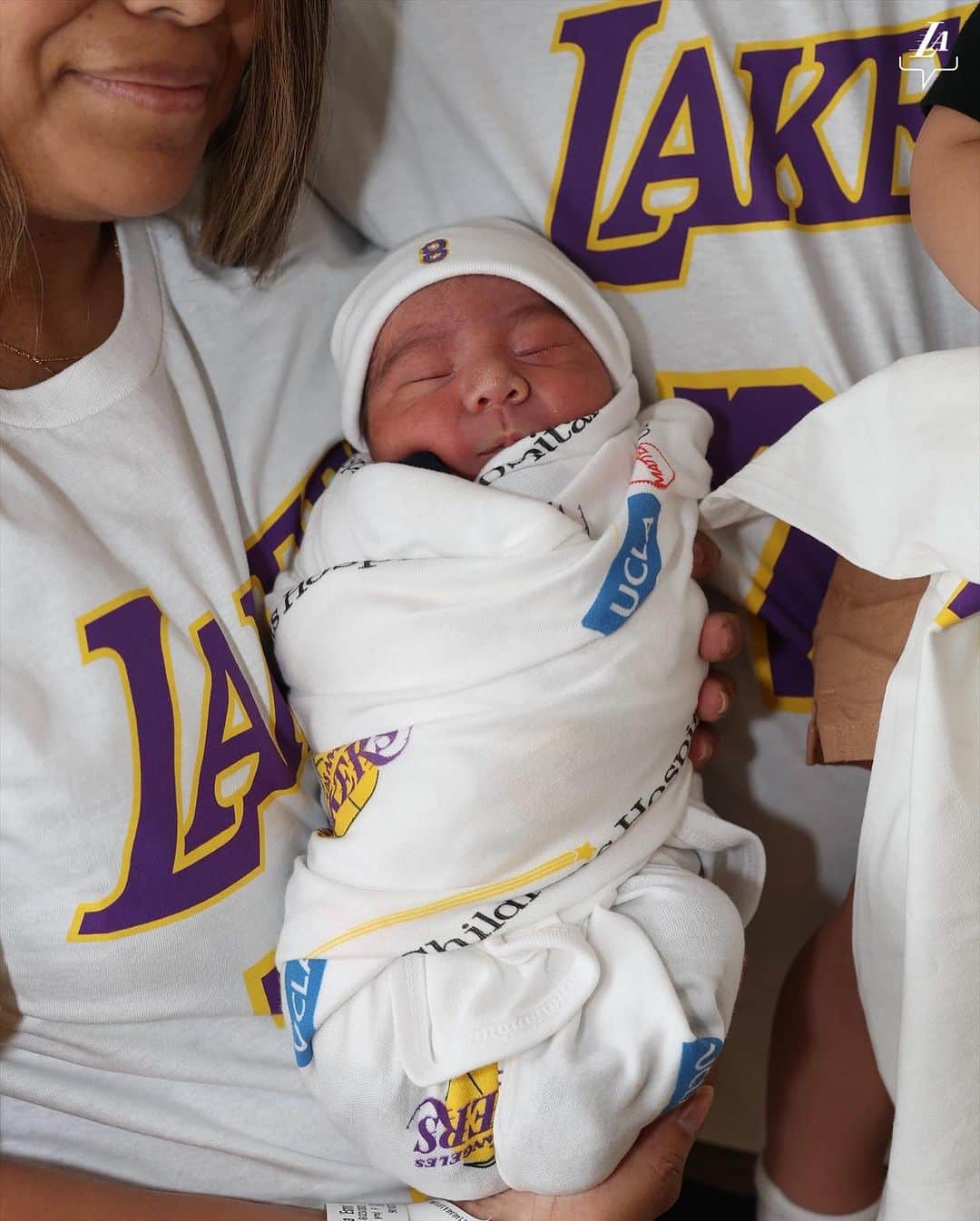 Los Angeles Lakersさんのインスタグラム写真 - (Los Angeles LakersInstagram)「Welcome to the world, and welcome to the Lakers family.   The Lakers teamed up with @uclamch & @mambamambacitasports to gift special care packages to newborns born this week in honor of Kobe Day 💜」8月25日 9時24分 - lakers