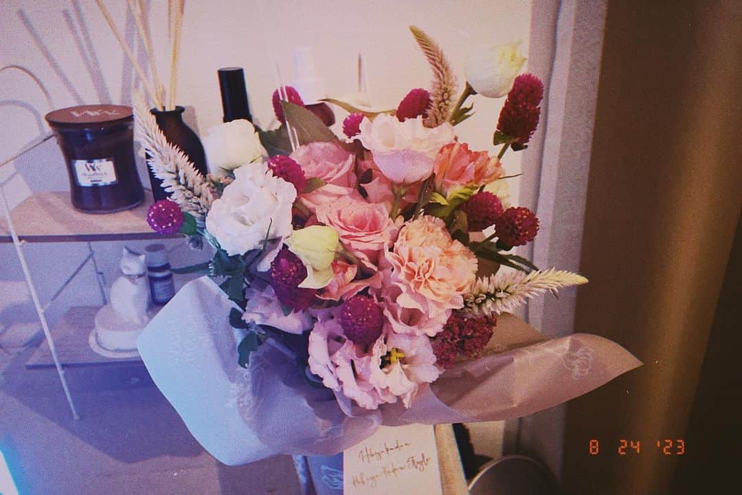 のインスタグラム：「春画先生の取材で、スタッフの皆様からバースデーフラワーです💐  嬉しい…！！！ 10月13日公開「春画先生」ぜひご覧ください。」