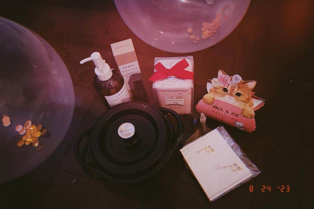 のインスタグラム：「お誕生日祝いに、現場の皆様からTHREEシリーズとPAUL&JOEのお菓子たちを頂きました❤︎  そしていつもお世話になっているメイクさんからvermicularのミニポットを…！！お料理が楽しくなるに決まってます。最高💐  お世話になっているスタイリストさんからはガラスのイヤリングを✴︎金色のイヤリングが大好きなのでとっても嬉しい！ つけるのが楽しみです❤︎  今年の誕生日は幸せ沢山でした。 皆様のおかげさま！」