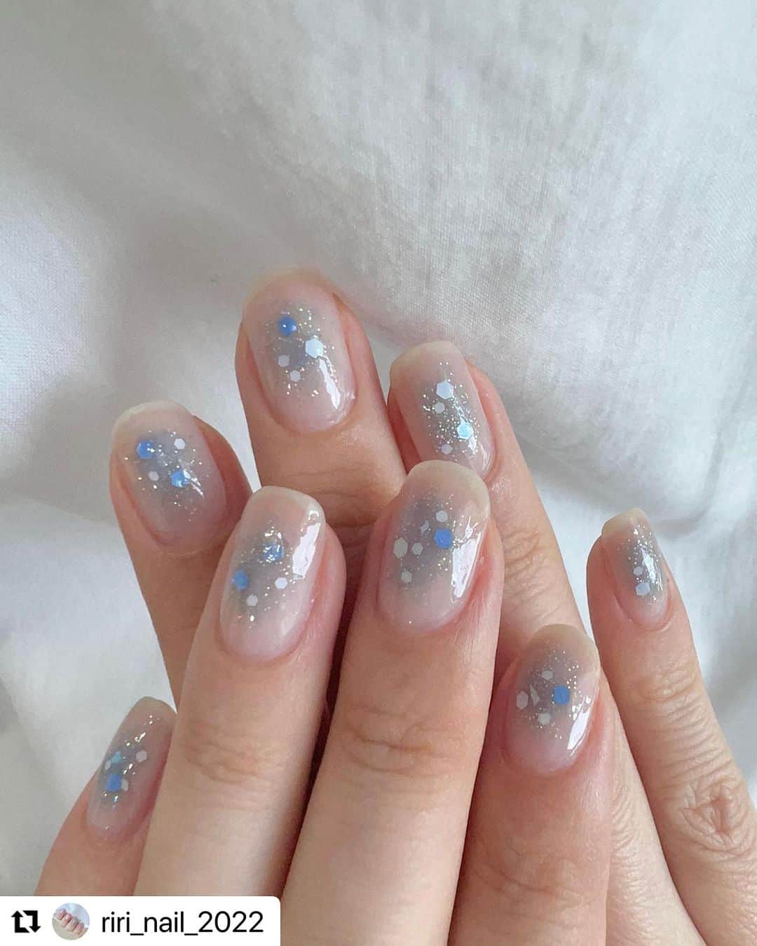 【PLANET NAIL（プラネット ネイル）】公式のインスタグラム：「✰✰✰ ━━━━━━━━━━━━━━━━ @riri_nail_2022 さま♡  PLANETNAIL ラメネイル PLB26 天飛ぶ光の羽衣 を使った癒しブルーネイルデザインの ご紹介ありがとうございます😌🩵  まだ暑さが残るなか、指先をパッと見たらこんな涼しげブルーが目に入れば、一気に冷んやり癒されますね🥺✨  ぜひぜひ皆さんもまねっこされてください♡ ╍ ╍ ╍ ╍ ╍ ╍ ╍ ╍ ╍ ╍ ╍ ╍ ╍ ╍ ╍ ╍ ╍ ╍  . ブルーチークネイル💎🫧  使用ポリッシュ ・ヴェイルオリジナルネイルカラー SIRAHIME、SOWARE ・PLANET NAIL PLB26 天飛ぶ光の羽衣  韓国のネイリストの方がブルーのチークネイルをしてて真似っこしてみました😊 SOWAREのラメ感とベースカラーがチークを描くのにピッタリ💙 PLANET NAILのホロを散らしたらソーダっぽくなってかわいい✨   #セルフネイル #マニキュア #ポリッシュ #ネイルデザイン #夏ネイル #チークネイル #ブルーネイル  #ブルーチークネイル  #ヴェイルオリジナルネイルカラー  #planetnail  #セルフネイラーさんと繋がりたい」