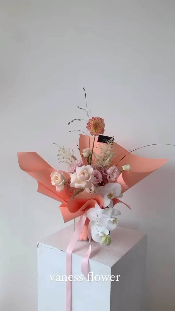 플로리스트 이주연 florist Lee Ju Yeonのインスタグラム：「. . 어머님을 위해 우아하게 만들어 드렸어요🙏🏻 멀리서 늘 찾아주셔서 감사합니다 🫶🏻 . #바네스꽃다발  .  바네스플라워 VANESS FLOWER . Katalk ID vaness52 E-mail vanessflower@naver.com . Paypal payment possible . 서울시 중구 청파로464 브라운스톤서울 101동2806호 📞02-545-6813」