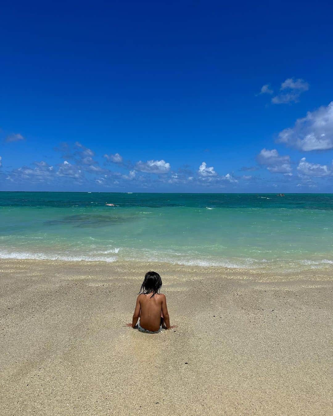 春名亜美さんのインスタグラム写真 - (春名亜美Instagram)「リアルモアナw  突然黒くなった次男🧒🏽  天国の海の綺麗さはやはりレベチ🐚  見るだけのつもりで行ったのに、海を目の前にすると我慢できず、パンツでダイブ🌊  #ラニカイビーチ #lanikaibeach #ll_旅記録 #ハワイ #hawaii #子連れハワイ #天国の海」8月25日 9時30分 - amiharunaami