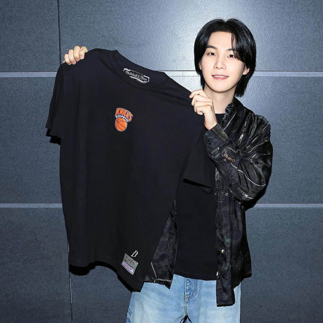 SUGAさんのインスタグラム写真 - (SUGAInstagram)「NBA Ambassador @agustd of BTS celebrates his love for basketball with a brand new #SUGAxNBA capsule collection by Mitchell & Ness.  Register your interest here http://on.nba.com/RYI-SUGA or at the link in bio to know first when it drops!」8月25日 9時30分 - agustd