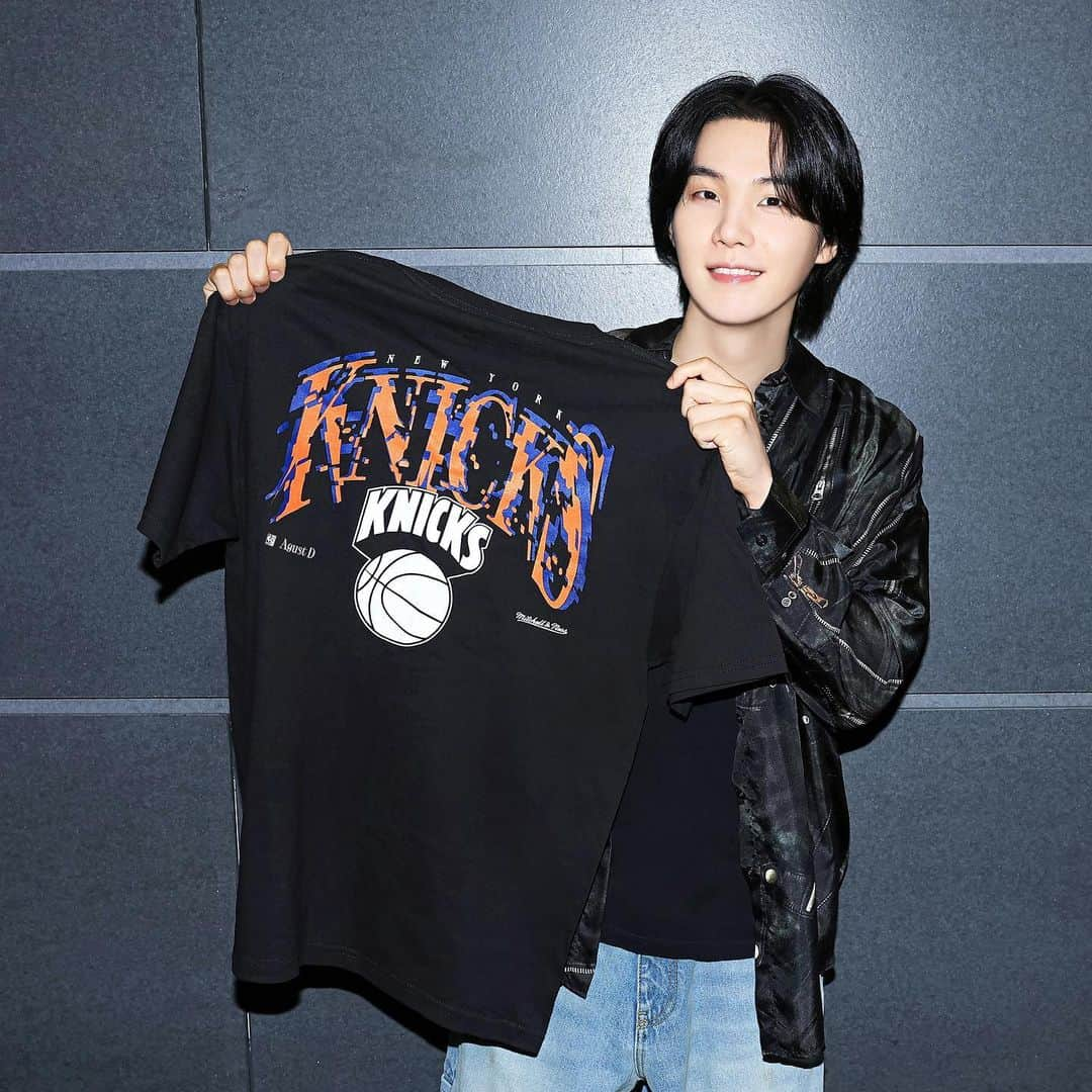 SUGAさんのインスタグラム写真 - (SUGAInstagram)「NBA Ambassador @agustd of BTS celebrates his love for basketball with a brand new #SUGAxNBA capsule collection by Mitchell & Ness.  Register your interest here http://on.nba.com/RYI-SUGA or at the link in bio to know first when it drops!」8月25日 9時30分 - agustd