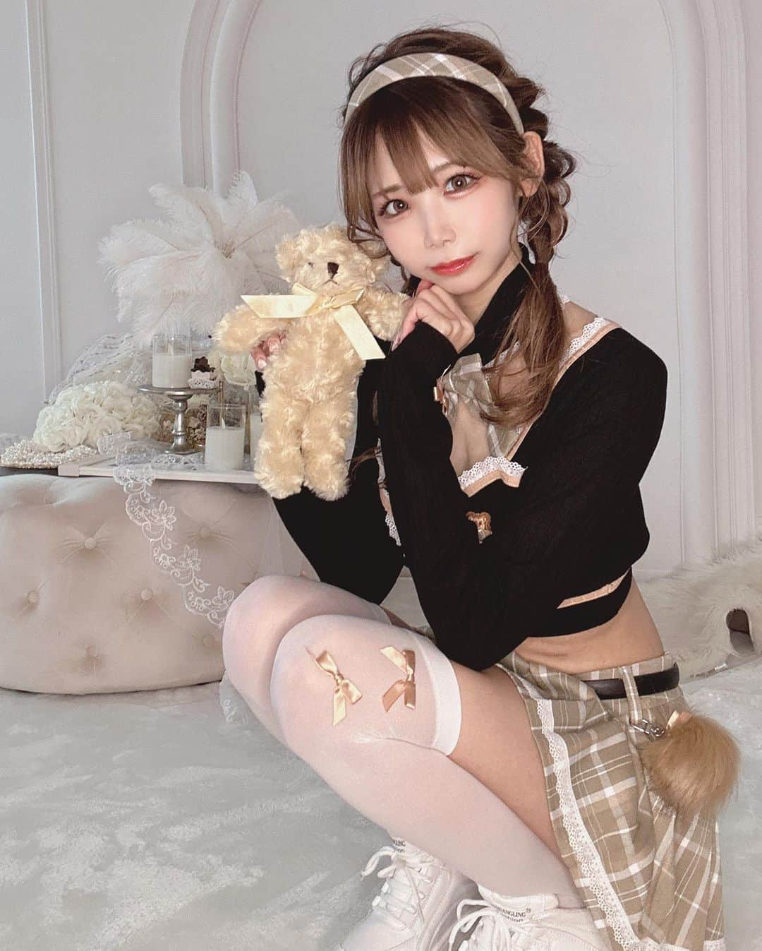 姫宮まほれさんのインスタグラム写真 - (姫宮まほれInstagram)「🧸♡   Malymoonさんとの新しいコラボ衣装 でました(՞ ܸ.ˬ.ܸ՞)”   韓国アイドル制服っぽさが可愛い 秋に着たい new style costumeです♡   白黒2色展開なのでお友達と イロチコーデやお揃いコーデでや ハロウィンもおすすめです✨   スニーカーにも合わせやすい🫧  #Malymoon#マリームーン#コスプレ衣装 #アイドル衣装 #衣装デザイン  #ハロウィン #ハロウィンコスプレ  #韓国制服 #韓国制服コーデ」8月25日 9時40分 - mahore07