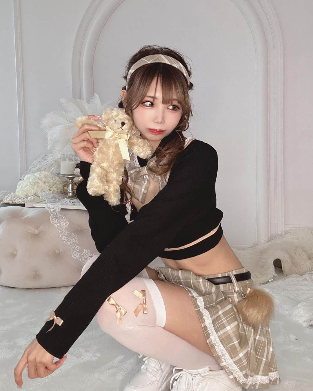 姫宮まほれさんのインスタグラム写真 - (姫宮まほれInstagram)「🧸♡   Malymoonさんとの新しいコラボ衣装 でました(՞ ܸ.ˬ.ܸ՞)”   韓国アイドル制服っぽさが可愛い 秋に着たい new style costumeです♡   白黒2色展開なのでお友達と イロチコーデやお揃いコーデでや ハロウィンもおすすめです✨   スニーカーにも合わせやすい🫧  #Malymoon#マリームーン#コスプレ衣装 #アイドル衣装 #衣装デザイン  #ハロウィン #ハロウィンコスプレ  #韓国制服 #韓国制服コーデ」8月25日 9時40分 - mahore07