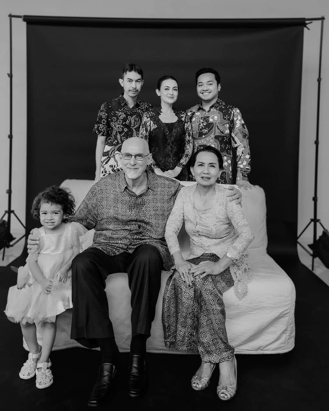 Rianti Cartwrightさんのインスタグラム写真 - (Rianti CartwrightInstagram)「"having somewhere to go is home. having someone to love is family. and having both is a blessing."  . the family portrait of: @casalfonso , @riantic , @cararosekanaya , @cartwrightmunadi , Mr Dachlan Cartwright, and tante Srie. . H&M: @hairdobyrachela @yolandaelora   studio: @spacebynara Jakarta . #newwork #editorial #familyportrait #portrait #blackandwhite #rianticartwright #indonesiancelebrity #leica #leicaq #jakarta #indonesia」8月25日 9時48分 - riantic