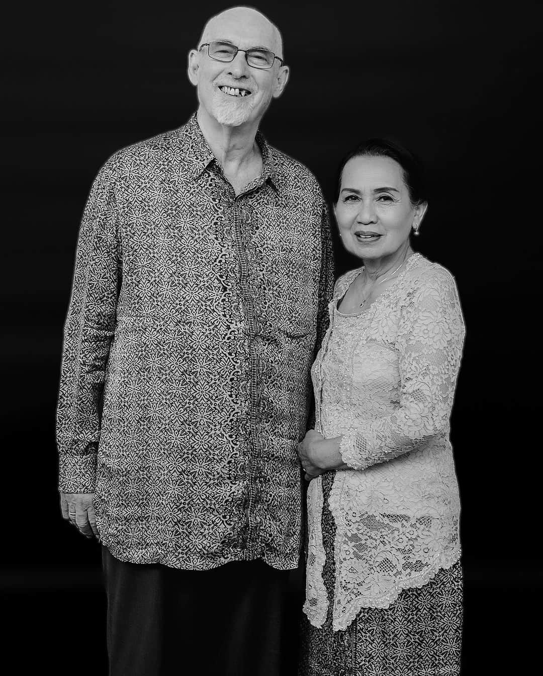 Rianti Cartwrightさんのインスタグラム写真 - (Rianti CartwrightInstagram)「"having somewhere to go is home. having someone to love is family. and having both is a blessing."  . the family portrait of: @casalfonso , @riantic , @cararosekanaya , @cartwrightmunadi , Mr Dachlan Cartwright, and tante Srie. . H&M: @hairdobyrachela @yolandaelora   studio: @spacebynara Jakarta . #newwork #editorial #familyportrait #portrait #blackandwhite #rianticartwright #indonesiancelebrity #leica #leicaq #jakarta #indonesia」8月25日 9時48分 - riantic