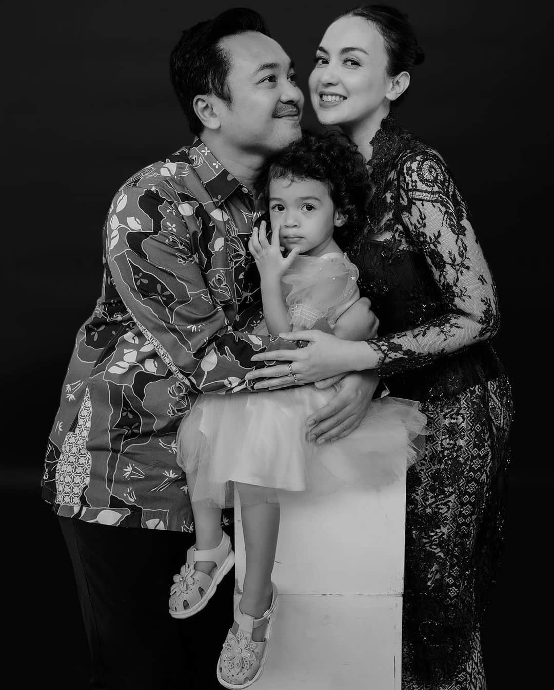 Rianti Cartwrightさんのインスタグラム写真 - (Rianti CartwrightInstagram)「"having somewhere to go is home. having someone to love is family. and having both is a blessing."  . the family portrait of: @casalfonso , @riantic , @cararosekanaya , @cartwrightmunadi , Mr Dachlan Cartwright, and tante Srie. . H&M: @hairdobyrachela @yolandaelora   studio: @spacebynara Jakarta . #newwork #editorial #familyportrait #portrait #blackandwhite #rianticartwright #indonesiancelebrity #leica #leicaq #jakarta #indonesia」8月25日 9時48分 - riantic