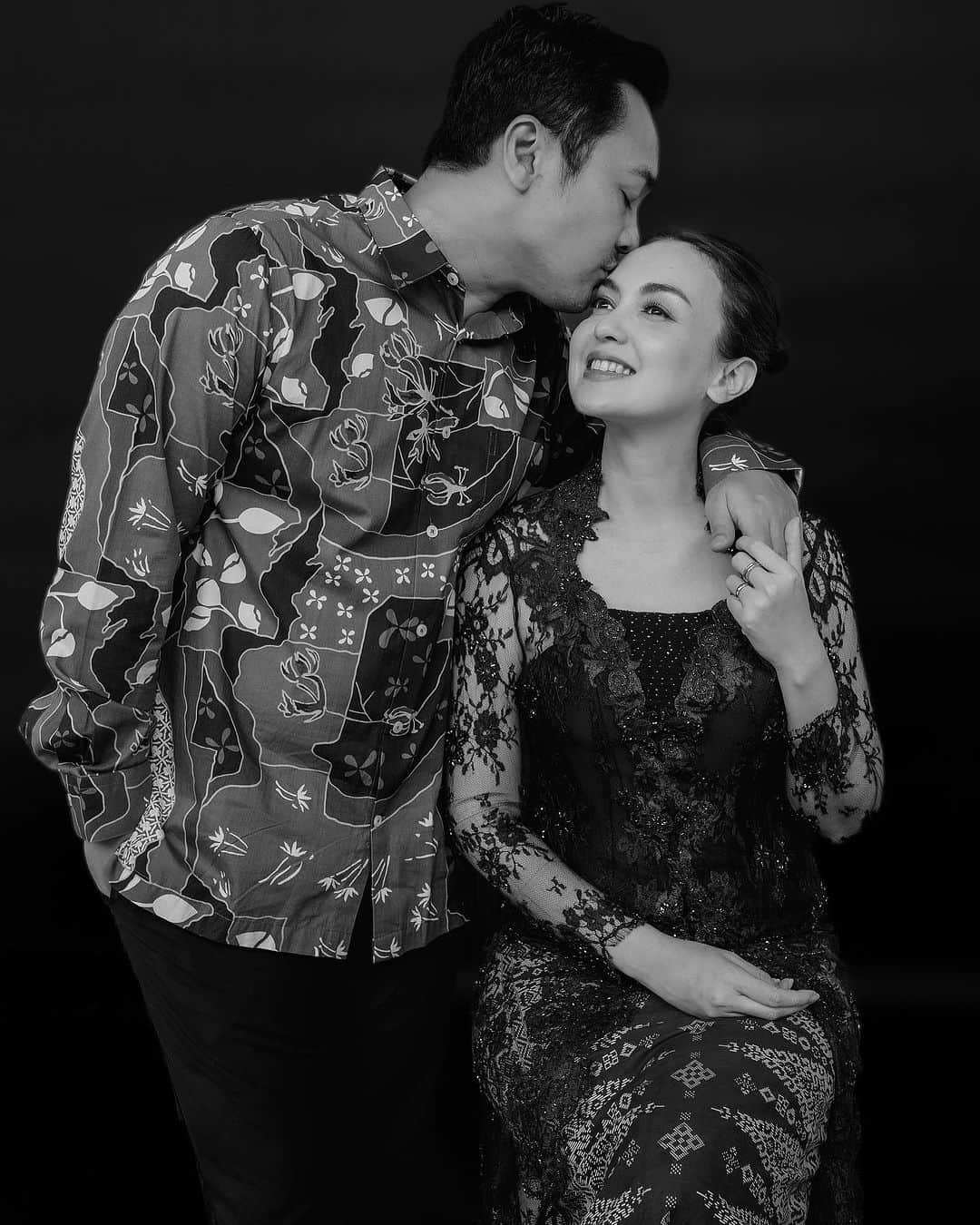 Rianti Cartwrightさんのインスタグラム写真 - (Rianti CartwrightInstagram)「"having somewhere to go is home. having someone to love is family. and having both is a blessing."  . the family portrait of: @casalfonso , @riantic , @cararosekanaya , @cartwrightmunadi , Mr Dachlan Cartwright, and tante Srie. . H&M: @hairdobyrachela @yolandaelora   studio: @spacebynara Jakarta . #newwork #editorial #familyportrait #portrait #blackandwhite #rianticartwright #indonesiancelebrity #leica #leicaq #jakarta #indonesia」8月25日 9時48分 - riantic