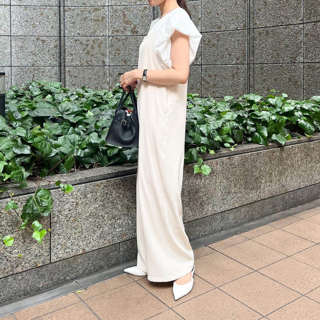 n.etsuuのインスタグラム：「2023.8.25  息子とデートに行った日のコーデ 始まる前は長いなぁ〜って思っていたけど、 あっという間に夏休みが終了。  夏休みが終わるとドドドドーーーーーっと年末になる気がする笑。  blouse▸AMELY salopette▸#evernavy pumps▸#zara bag▸#therow  何度も着ている @evernavy_official  のサロペット、 169cm、Lサイズでこの丈感✨  こんなにゆったりと着られるサロペには 初めて出会えたかも♡ 4枚目も見てほしい👉 座ってもスネ見えへんよ👏  肩紐のアジャスターで後少し長くできます💡 ZOZOでは10%オフのタイムセールに加えて、1000円オフクーポンが出るみたいです！  #ママコーデ#サロペット #骨格ストレート#アラフォーコーデ #エバーネイビー#タイアップ」