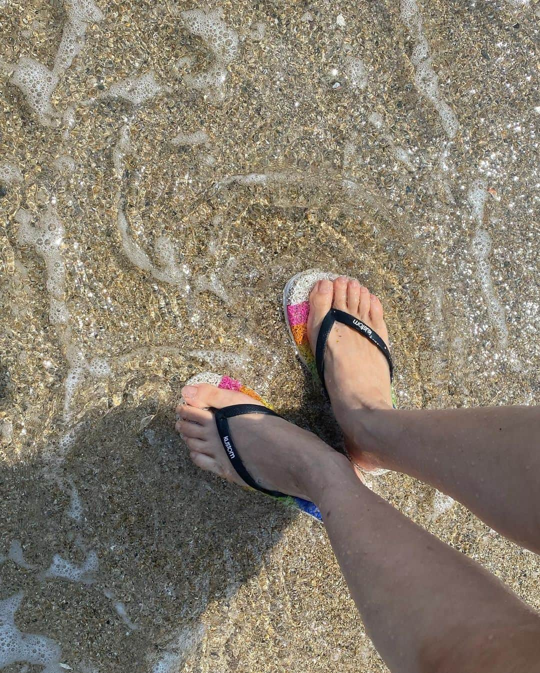 中越典子さんのインスタグラム写真 - (中越典子Instagram)「福岡、糸島の海🏝️海辺のレストランへ行き、磯遊びをしたよ。松の木には松ぼっくりが。日除け帽子は撮影スタッフさんに教えて貰い即購入。日焼けしやすいけど、外が大好きな私は毎日被ってます笑 #アウトドア帽子 #インナーカラーブルー  カラーリングしているのが可愛すぎてある女優さんの真似したよw撮影スタッフも何人も真似していました！そして人柄よね♡ #福岡#糸島#カブトガニも見つけた！まさに鎧」8月25日 9時53分 - nakagoshi_noriko.official