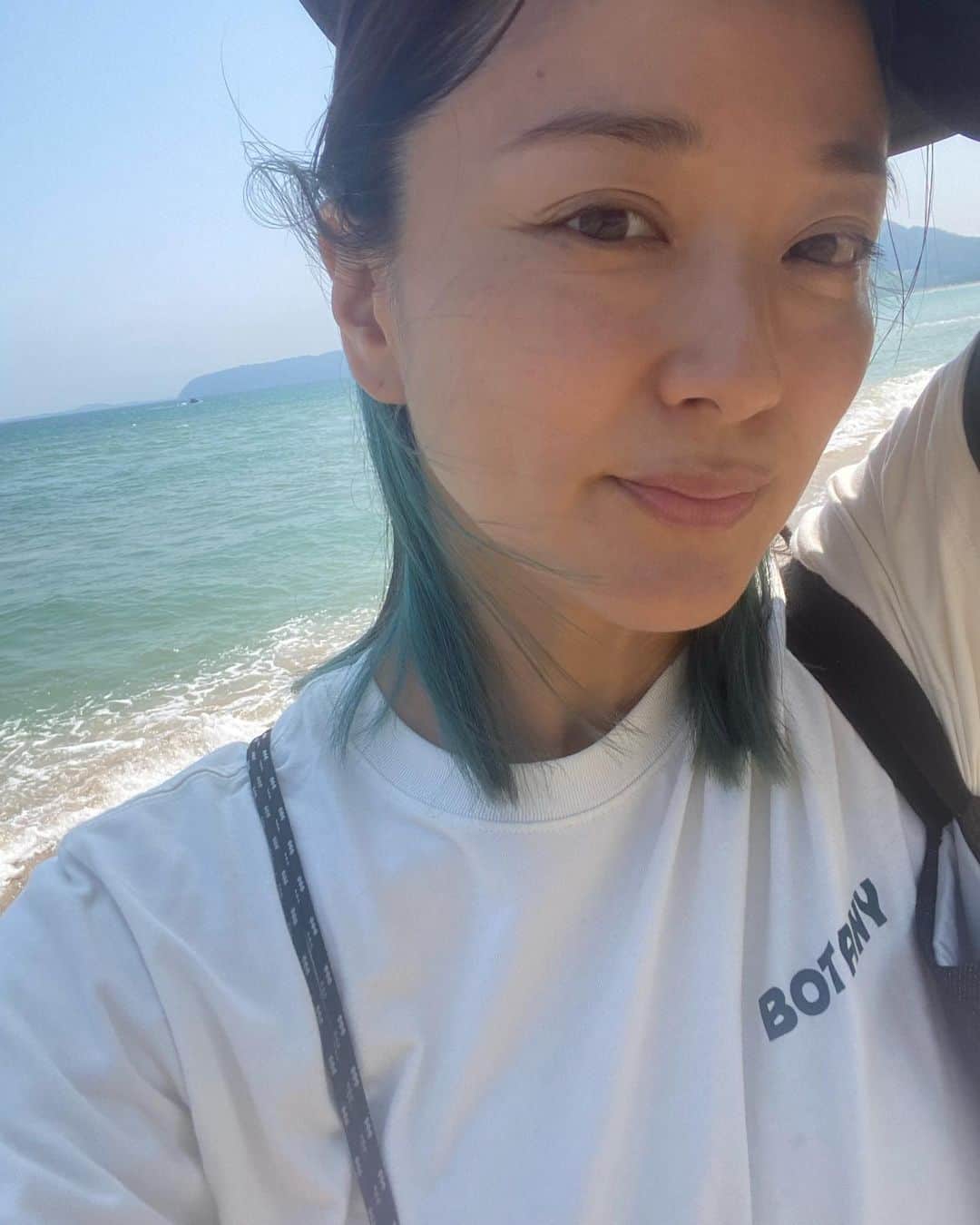 中越典子さんのインスタグラム写真 - (中越典子Instagram)「福岡、糸島の海🏝️海辺のレストランへ行き、磯遊びをしたよ。松の木には松ぼっくりが。日除け帽子は撮影スタッフさんに教えて貰い即購入。日焼けしやすいけど、外が大好きな私は毎日被ってます笑 #アウトドア帽子 #インナーカラーブルー  カラーリングしているのが可愛すぎてある女優さんの真似したよw撮影スタッフも何人も真似していました！そして人柄よね♡ #福岡#糸島#カブトガニも見つけた！まさに鎧」8月25日 9時53分 - nakagoshi_noriko.official