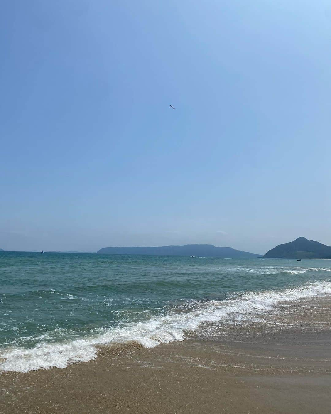 中越典子さんのインスタグラム写真 - (中越典子Instagram)「福岡、糸島の海🏝️海辺のレストランへ行き、磯遊びをしたよ。松の木には松ぼっくりが。日除け帽子は撮影スタッフさんに教えて貰い即購入。日焼けしやすいけど、外が大好きな私は毎日被ってます笑 #アウトドア帽子 #インナーカラーブルー  カラーリングしているのが可愛すぎてある女優さんの真似したよw撮影スタッフも何人も真似していました！そして人柄よね♡ #福岡#糸島#カブトガニも見つけた！まさに鎧」8月25日 9時53分 - nakagoshi_noriko.official