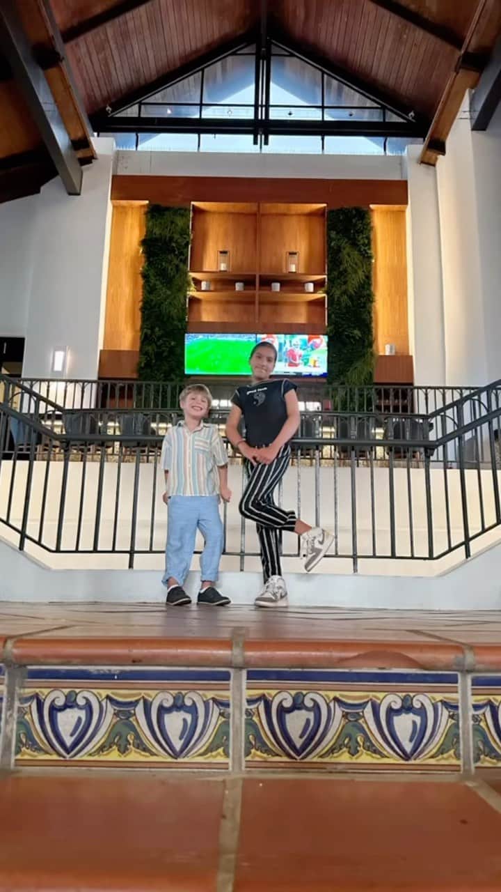 ロゼリン・サンチェスのインスタグラム：「Last Day in PR 🇵🇷 Como siempre… increíble 🙏 Cena en @iguanascocinapr lo máximo!  Gracias a todos mis amigos en @wyndhamgrandrm por el cariño y atenciones!  Rio Mar… Rio Grande… we love you 💕  Villa Capri! Home away from home 😘」